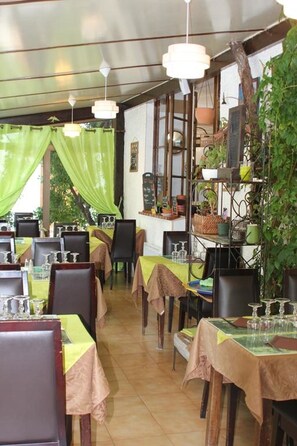 Breakfast, lunch, dinner served; local cuisine  - Hotel Du Roc (Castellane)