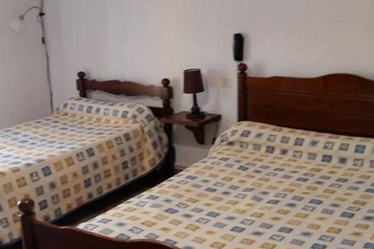 Habitación con 2 camas individuales | Decoración personalizada y muebles diferentes