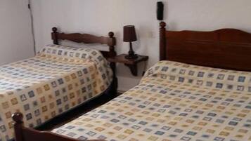 Chambre avec lits jumeaux | Espace de travail pour ordinateur portable, fer et planche à repasser