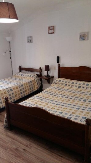 Habitación con 2 camas individuales | Decoración individual y mobiliario individual