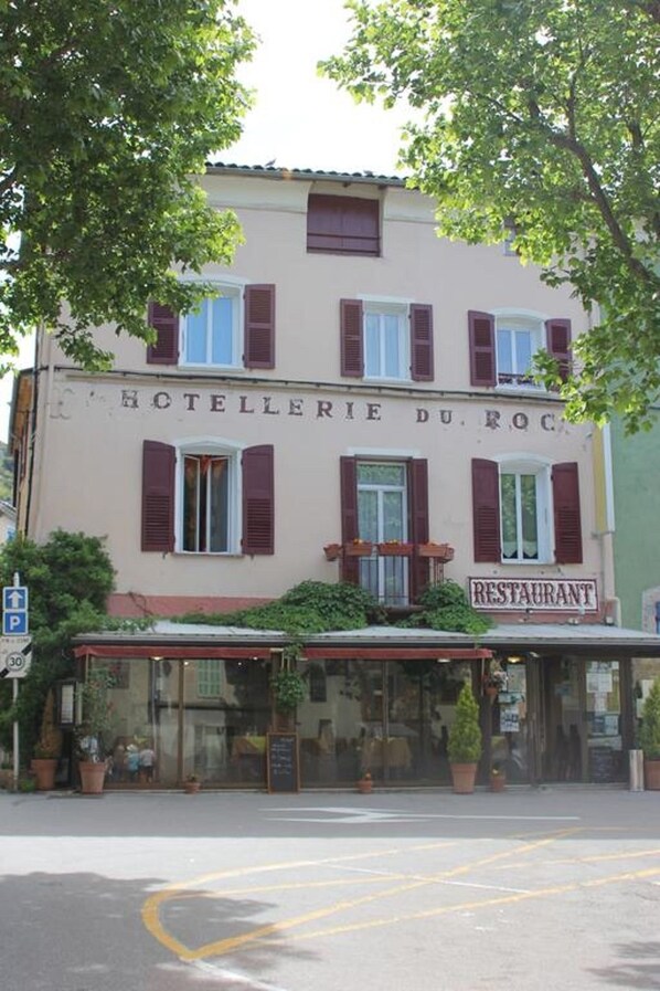 Front of property - Hotel Du Roc (Castellane)