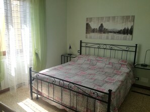 家庭三人房, 山景 (Menta) | 防敏寢具、遮光窗簾/窗簾、床單