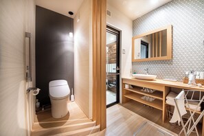 Een bad/douchecombinatie, gratis toiletartikelen, een haardroger
