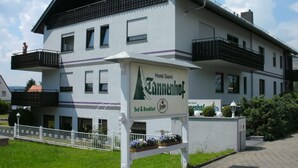 A hotel named 'Hotel Garni Tannenhof' with a signboard indicating 'Bed & Breakfast'. - Tannenhof (Erlenbach am Main)
