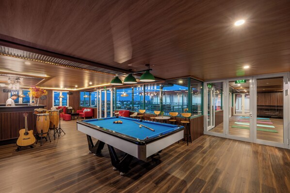 2 bares, bar junto a la piscina