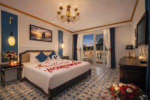 Quarto luxo, banheira, vista para a piscina | Roupas de cama premium