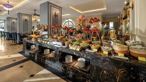 Un bufé con diversos alimentos y elementos decorativos.