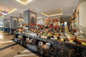 Café da manhã com buffet todos os dias (VND 200000 por pessoa)