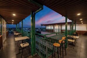 2 bars/lounges, poolside bar