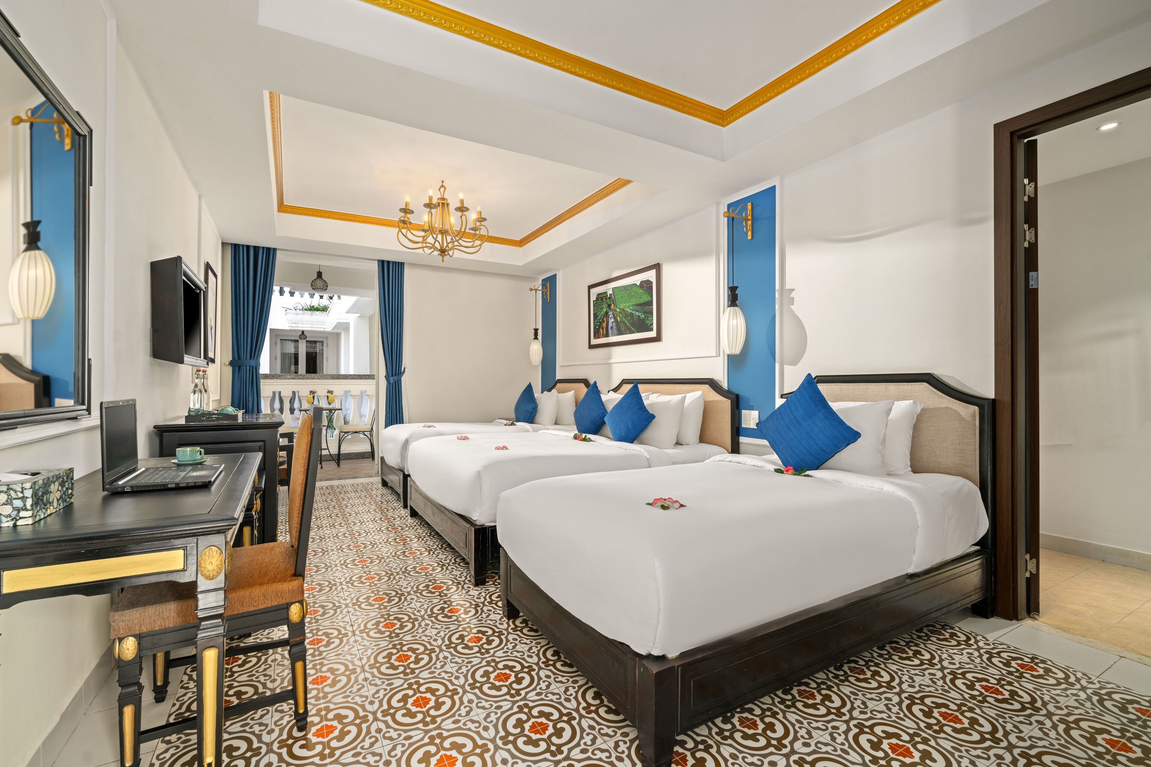 Familienzimmer, Poolblick | Hochwertige Bettwaren, Betten mit Memory-Foam-Matratzen, Minibar