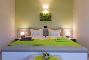 Quarto casal | Cortinas blackout, berços grátis, Wi-Fi de cortesia, roupa de cama