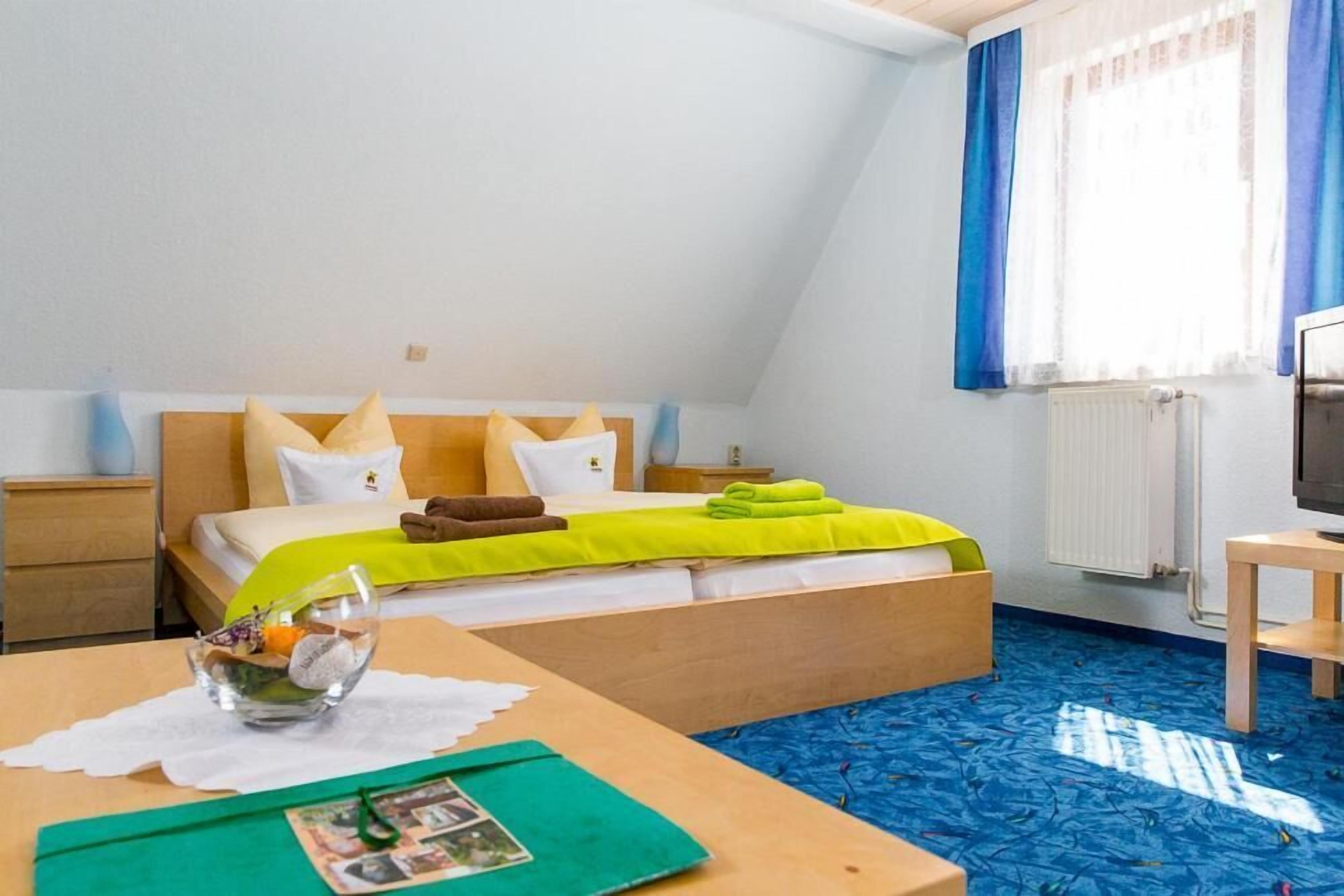 Ein Schlafzimmer mit einem Bett, einem Nachttisch und einem Fernseher.