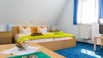 Ein Schlafzimmer mit einem Bett, einem Nachttisch und einem Fernseher.
