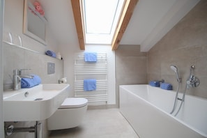 Apartment, 4 Schlafzimmer (Kaiserstube) | Badezimmer | Badewanne und Dusche (separat), Haartrockner, Handtücher, Seife