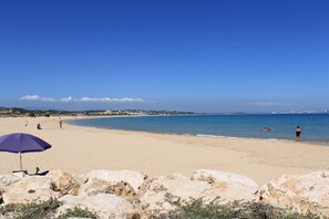 ビーチ、サンラウンジャー