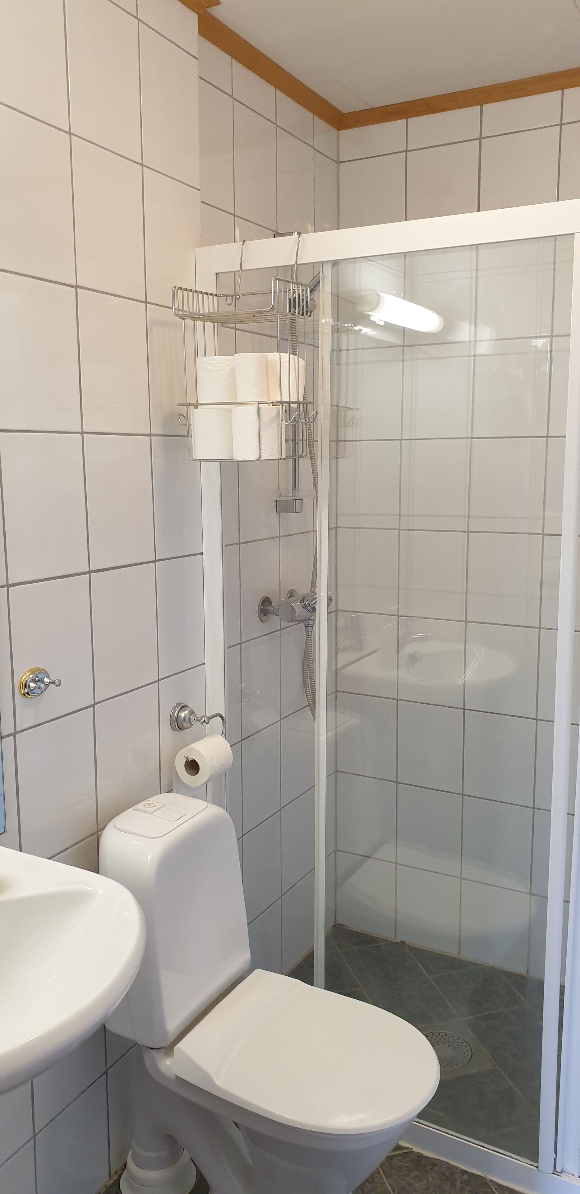 Cabin, 2 Bedrooms | Bathroom | Shower, towels, toilet paper