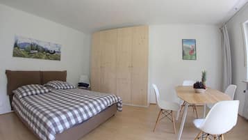 Studio (Berglust) | Desk, iron/ironing board, free cots/infant beds, rollaway beds
