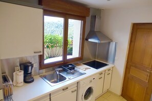 Een koelkast, een microgolfoven, een oven, een kookplaat