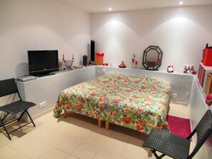 Iron/ironing board, travel cot, free WiFi, bed sheets