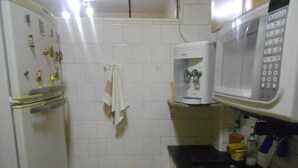 A kitchen with a refrigerator, microwave, and a coffee maker. - Gohouse - Figueiredo 601 (Rio de Janeiro)