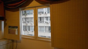 A room with a window, a radiator, and a curtain. - Gohouse - Figueiredo 303 (Rio de Janeiro)