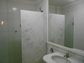 Apartment (2 Bedrooms) | Bathroom - Gohouse - Figueiredo 303 (Rio de Janeiro)