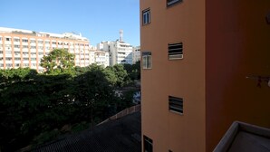 Ein Gebäude mit mehreren Fenstern und einem Balkon.