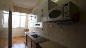A kitchen with a microwave, oven, and sink. - Gohouse - Rangel SP 96 (São Paulo)