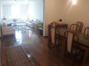 Appartement (3 Bedrooms) | Salle de séjour