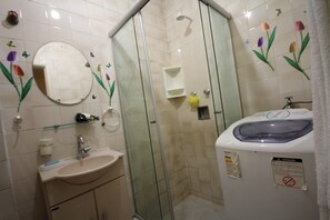 Apartment (1 Bedroom) | Badezimmer