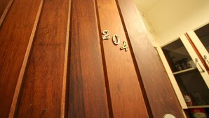 Un pannello di legno con il numero 204.