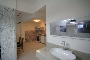 A modern bathroom with a large sink, a mirror, and a tiled backsplash. - Gohouse - Visconde 206 (Rio de Janeiro)