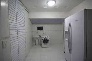 ์ํํธ (2 Bedrooms) | ์ ์ฉ ์ฃผ๋ฐฉ