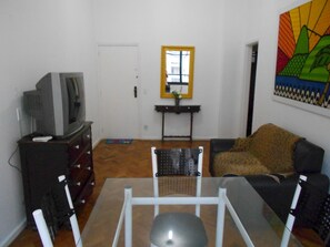 Apartment (2 Bedrooms) | Wohnzimmer