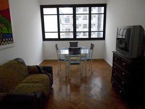 Apartment (2 Bedrooms) | Wohnzimmer