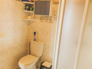 1 bed in a 6 bed shared mixed dormitory | Bathroom
