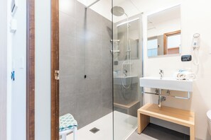 Ducha, artículos de tocador gratuitos, secador de pelo, bidet