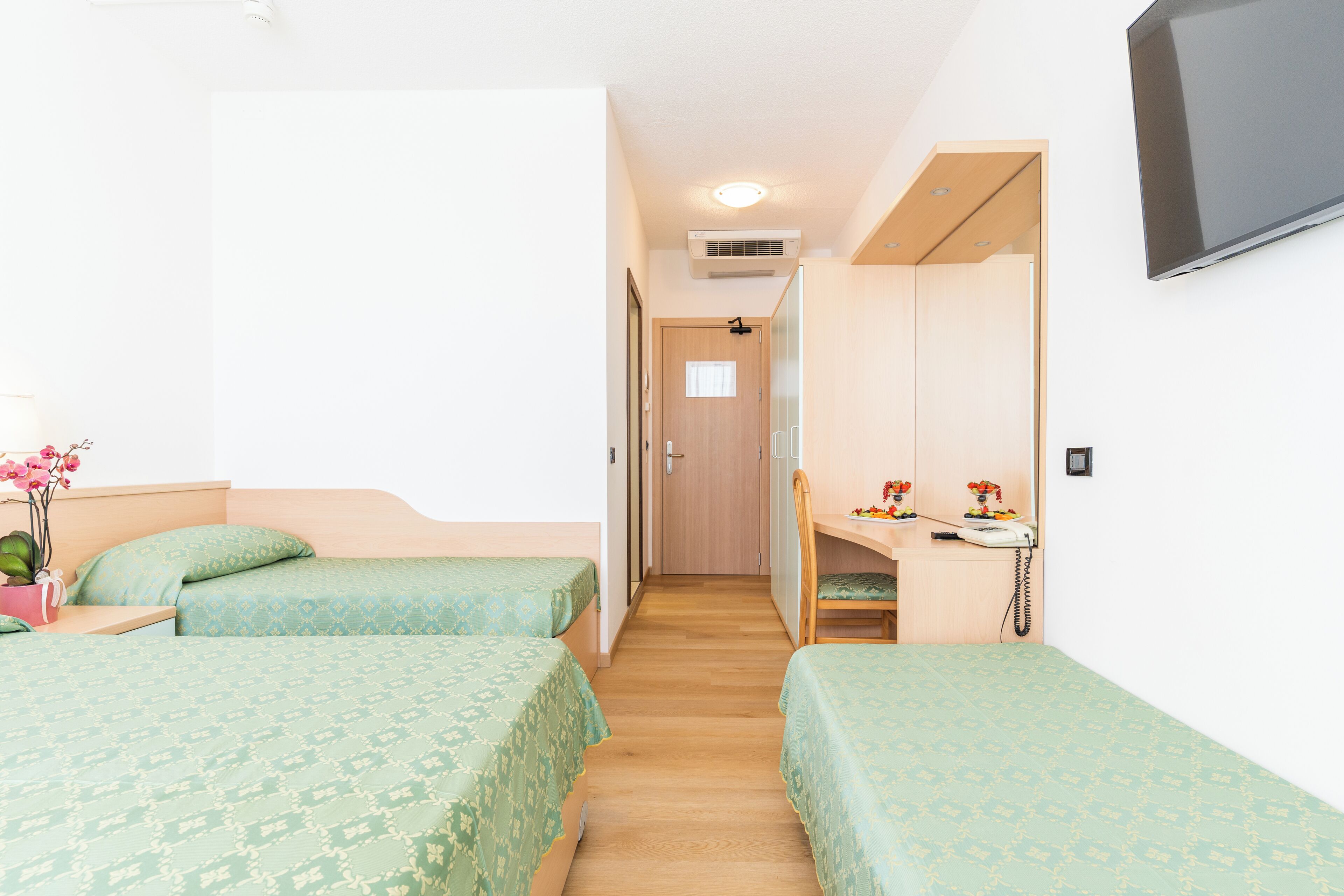 standard quadruple room | 1 bedroom, in-room safe, desk, free cots/infant beds