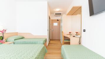 Standard Quadruple Room | In-room safe, desk, free cots/infant beds, free WiFi