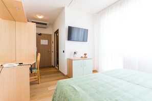Double Room | In-room safe, desk, free cribs/infant beds, free WiFi - Hotel Europa (Caorle)