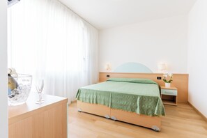 Chambre double | Coffre-fort, bureau, lit de bébé (gratuit), accès au Wi-Fi (inclus)