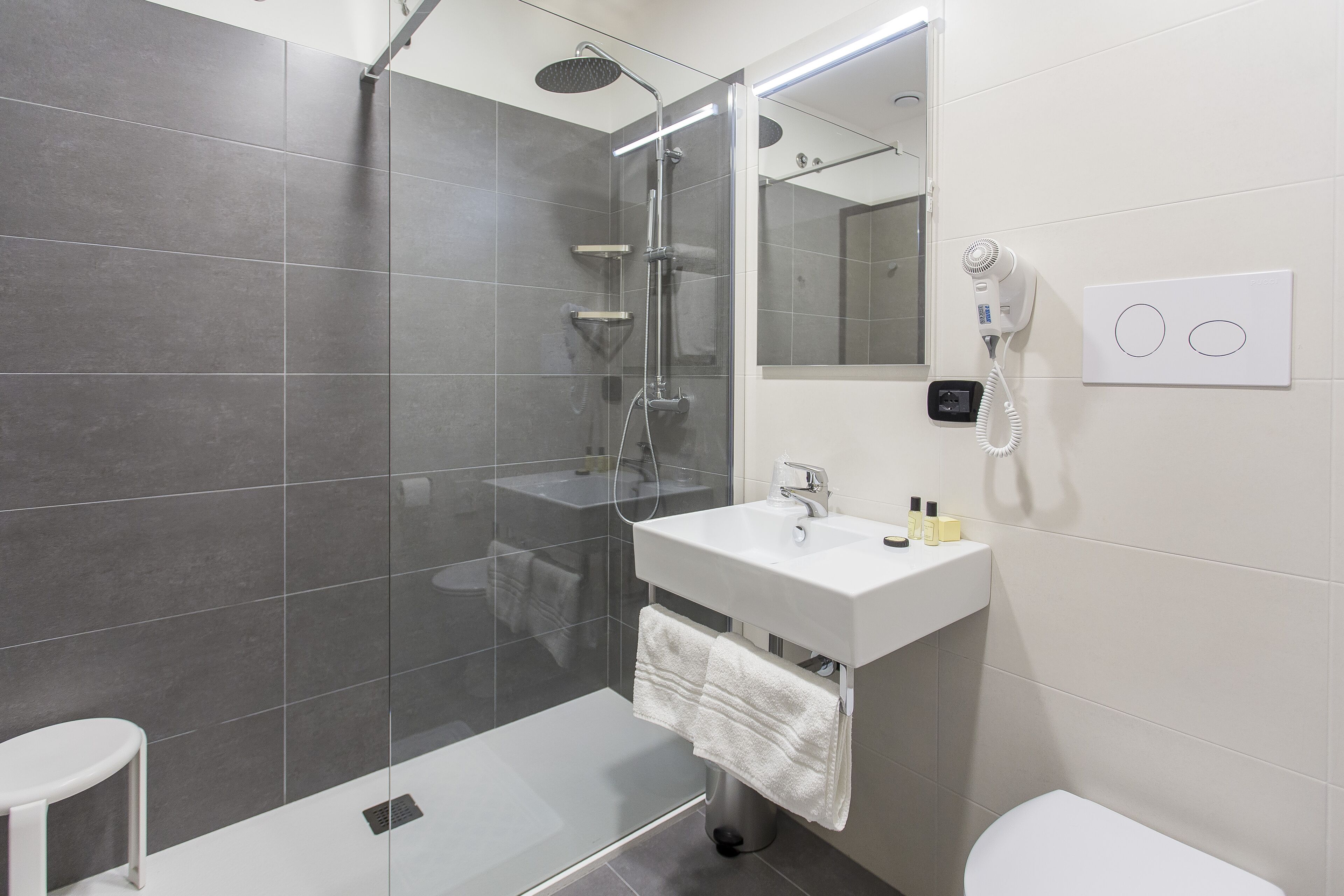 standard triple room | bathroom | shower, free toiletries, hair dryer, bidet
