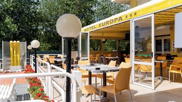 Bar al costat de la piscina