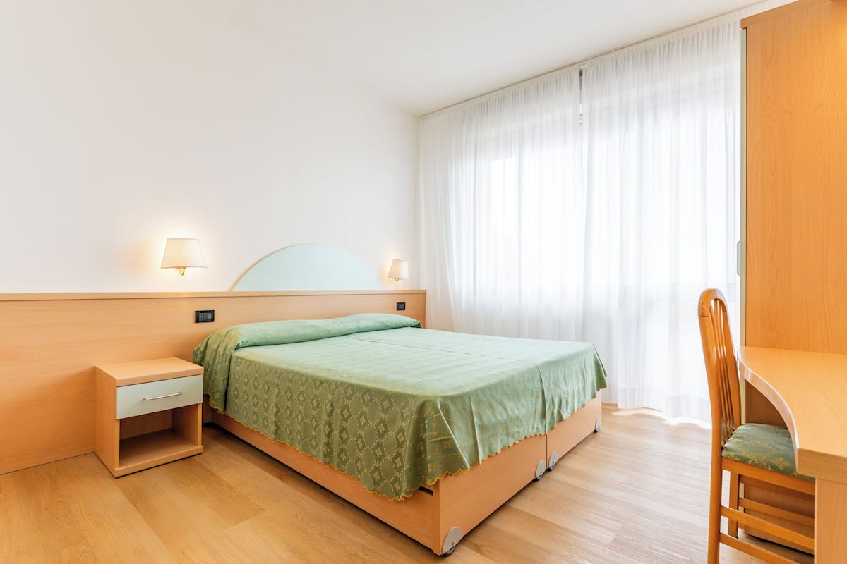 Double Room | In-room safe, desk, cribs (free), WiFi (free)
