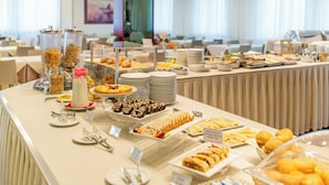 Un bufé con diversos alimentos y utensilios.