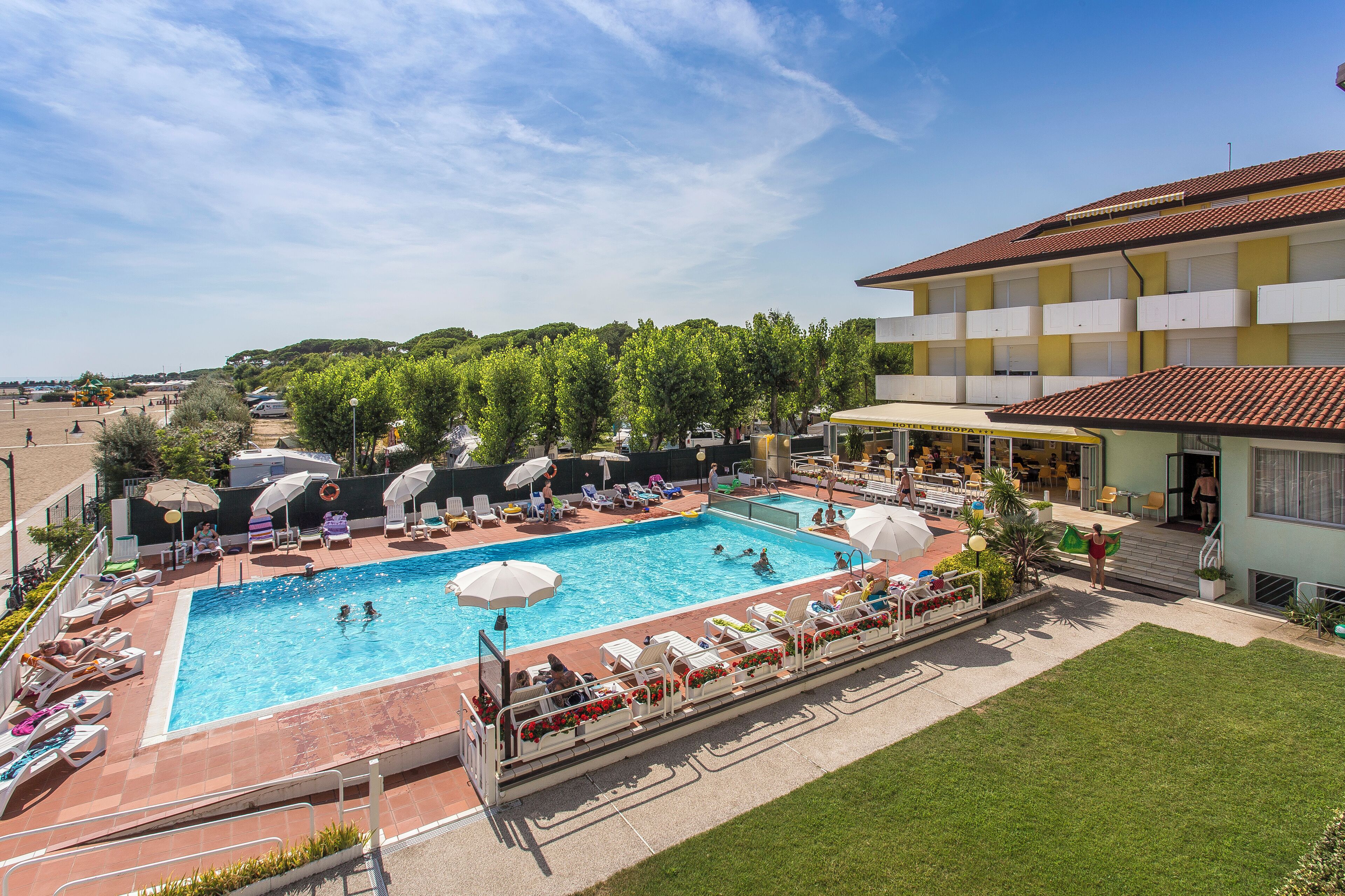 seasonal outdoor pool, pool loungers