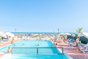 Seasonal outdoor pool, sun loungers - Hotel Europa (Caorle)