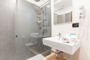 Double Room | Bathroom | Shower, free toiletries, hair dryer, bidet - Hotel Europa (Caorle)