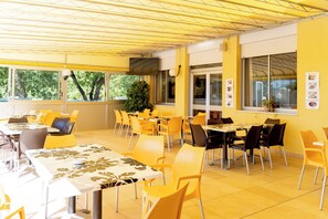 Poolside bar