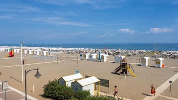 Una spiaggia nelle vicinanze, lettini da mare, ombrelloni